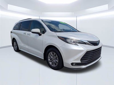 2025 Toyota Sienna XLE 8 Passenger