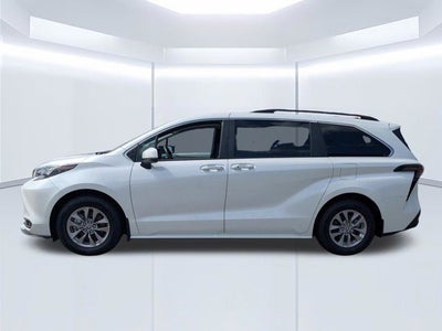 2025 Toyota Sienna XLE 8 Passenger