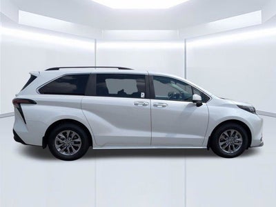 2025 Toyota Sienna XLE 8 Passenger