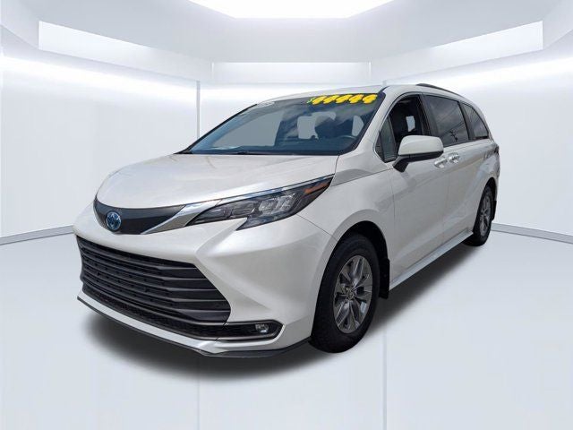 2025 Toyota Sienna XLE 8 Passenger